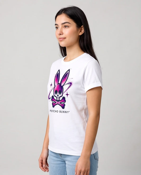 Camiseta blanca Psycho Bunny galaxia fucsia en look casual sentado