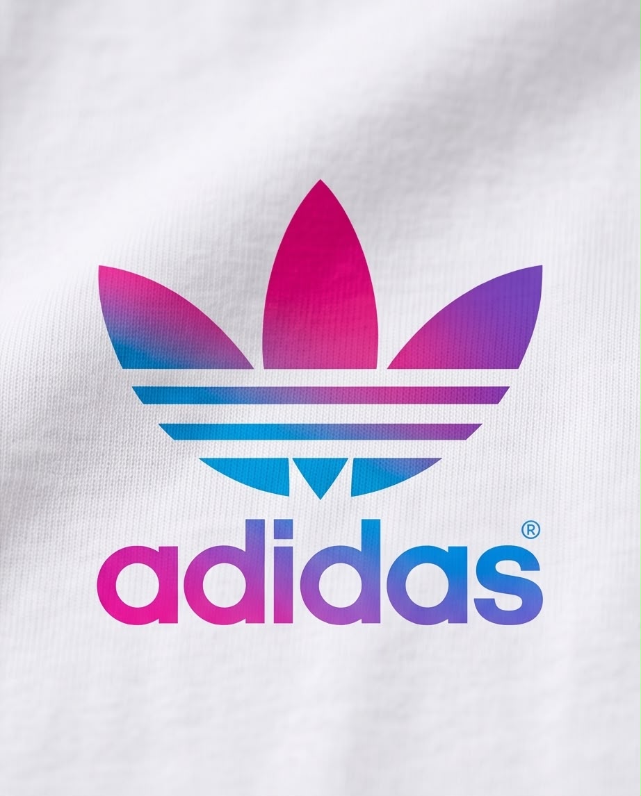 Detalle de estampado adidas trébol en degradado rosa violeta y azul