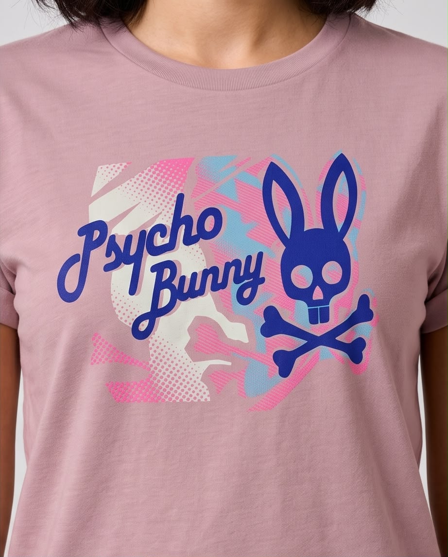 Detalle del estampado Psycho Bunny azul sobre fondo rosa y celeste