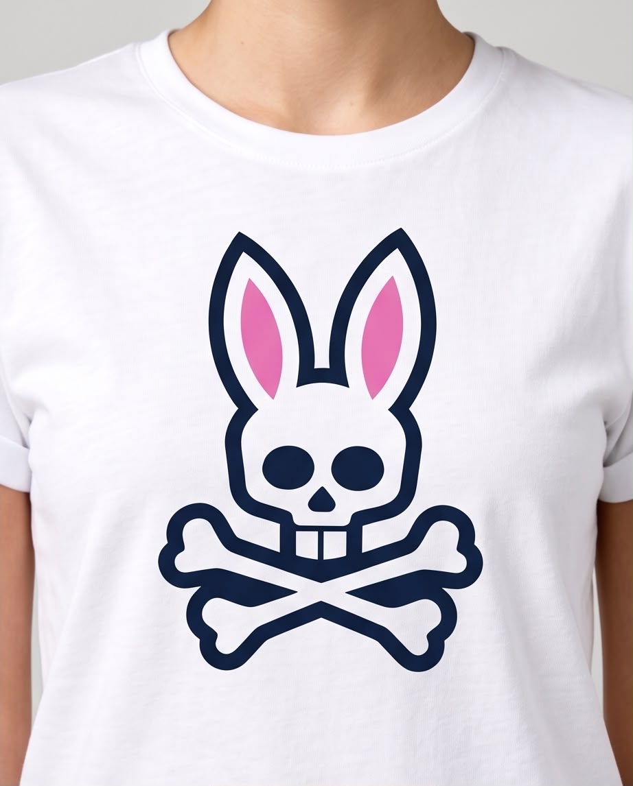 Camiseta blanca de mujer con calavera de conejo, look con chaqueta