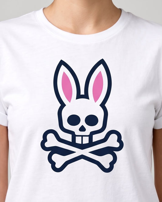 Camiseta blanca de mujer con calavera de conejo, look con chaqueta