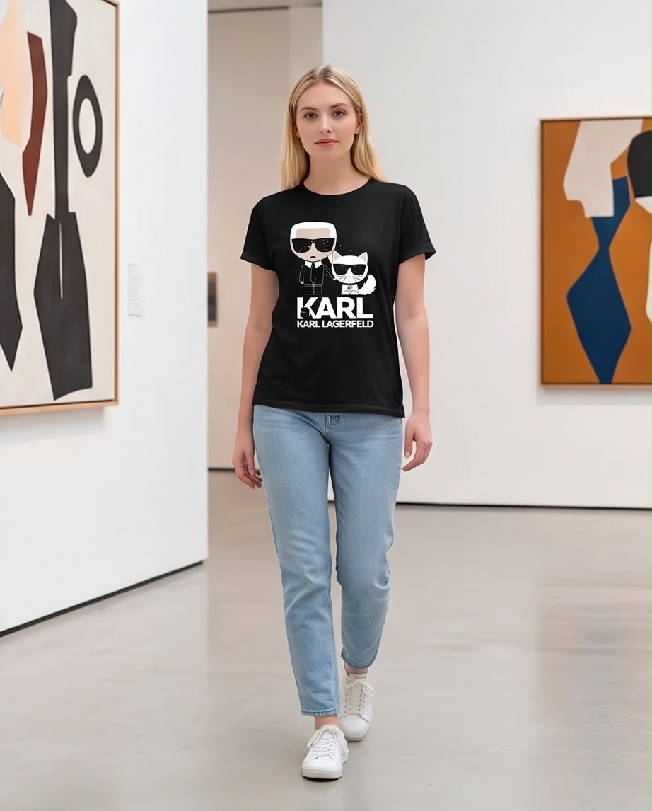 Camiseta negra Karl y Choupette en look casual junto a ventana