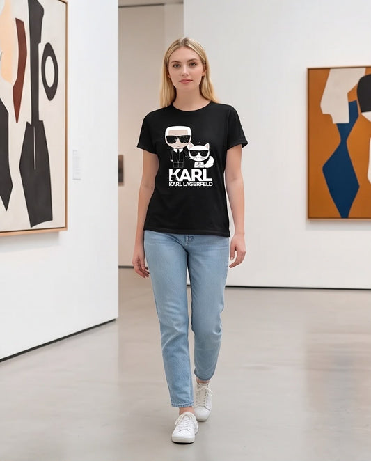 Camiseta negra Karl y Choupette en look casual junto a ventana