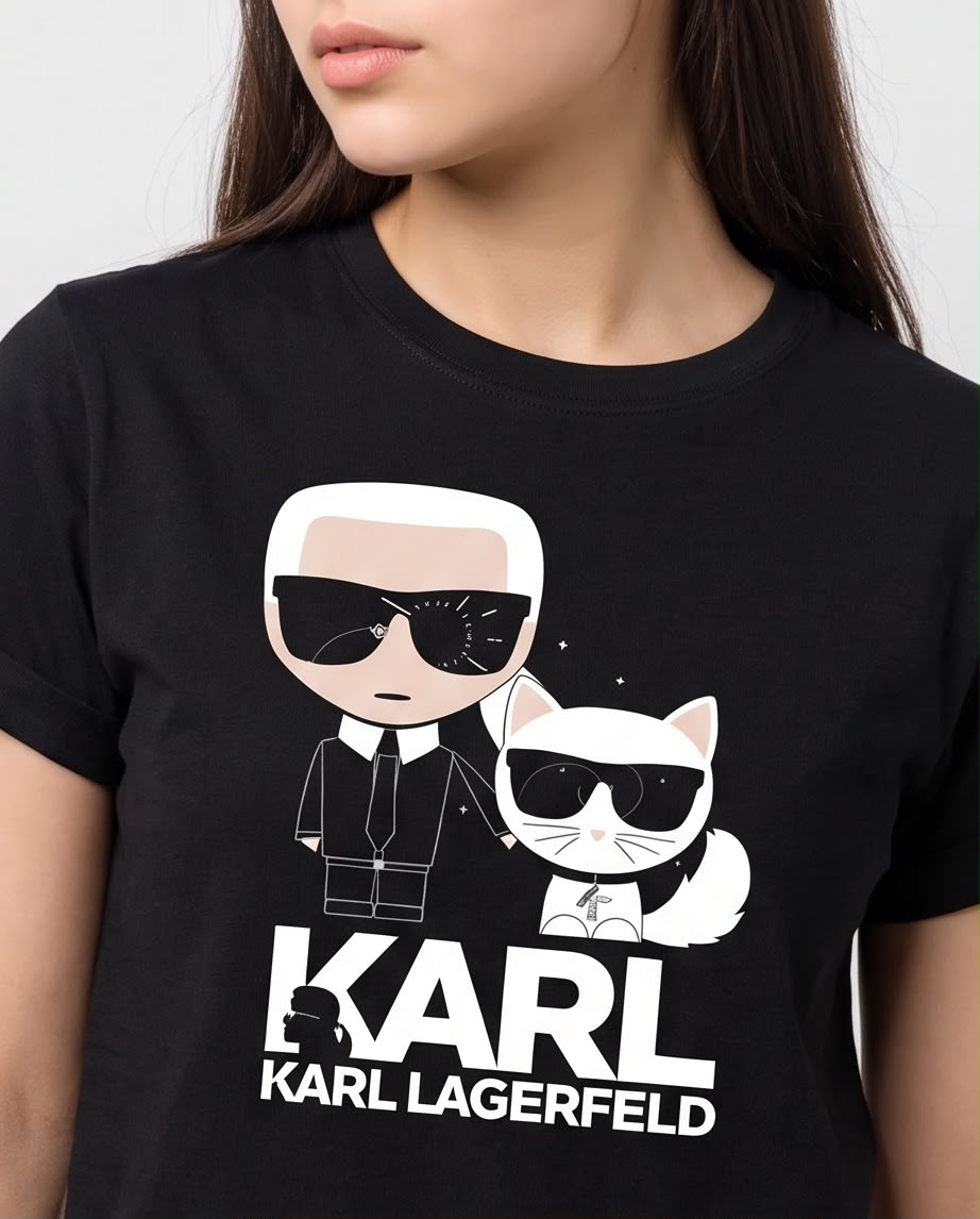 Detalle del estampado Karl y Choupette con letras blancas
