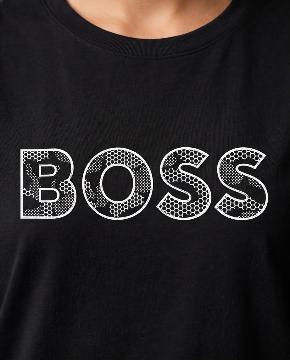 Camiseta negra BOSS letras blancas geométricas, vista frontal