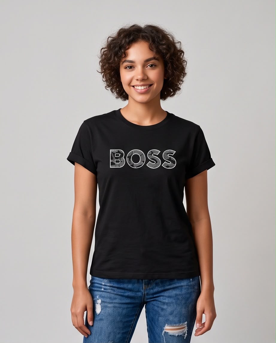 Camiseta negra BOSS en look casual de cafetería
