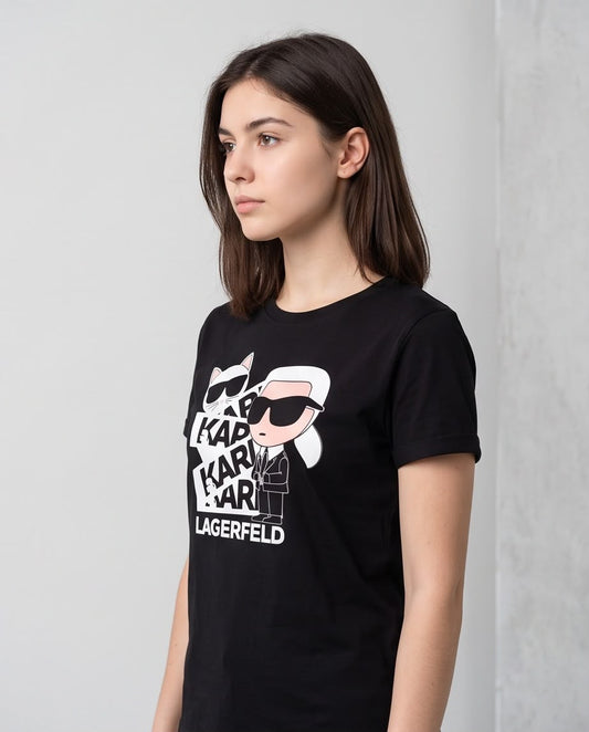 Camiseta negra Karl repetido en look con cámara