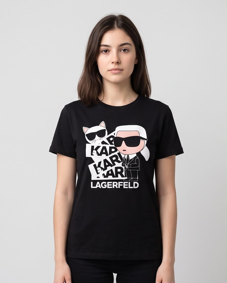 Camiseta negra Karl y Choupette sobre letras KARL repetidas, vista frontal