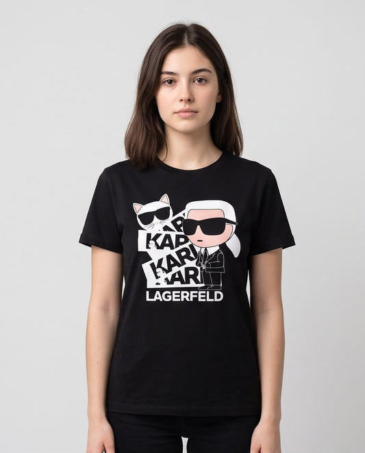 Camiseta negra Karl y Choupette sobre letras KARL repetidas, vista frontal
