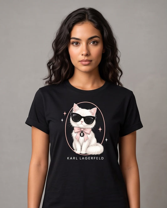 Camiseta negra Choupette lazo rosa en look casual