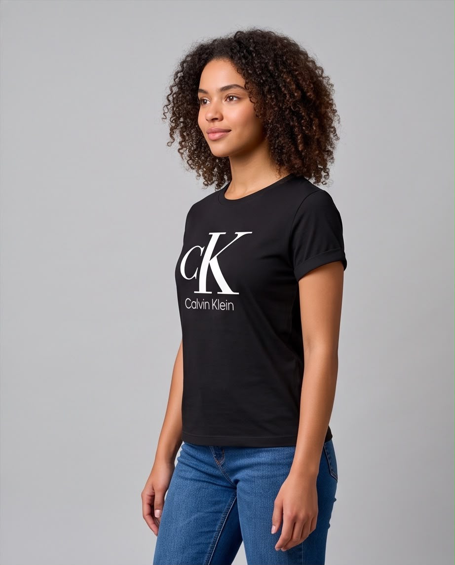 Camiseta negra Calvin Klein en look casual de cafetería