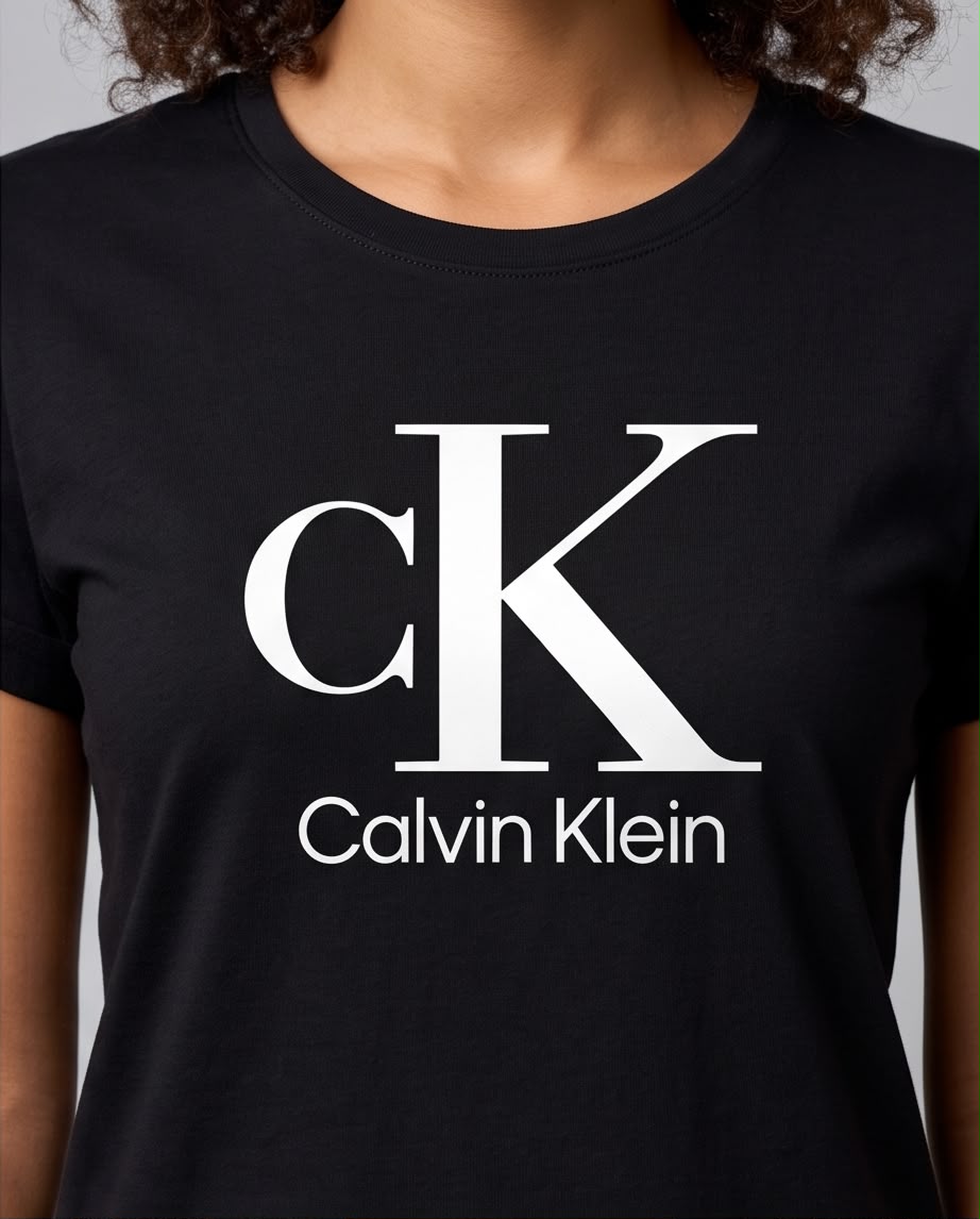 Vista lateral de camiseta negra Calvin Klein cK