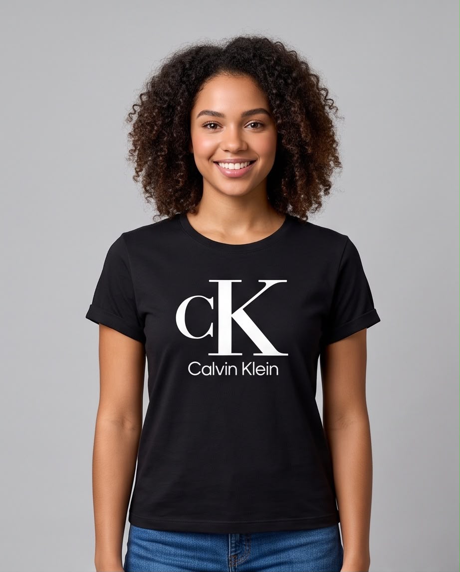 Camiseta negra Calvin Klein cK blanco, vista frontal