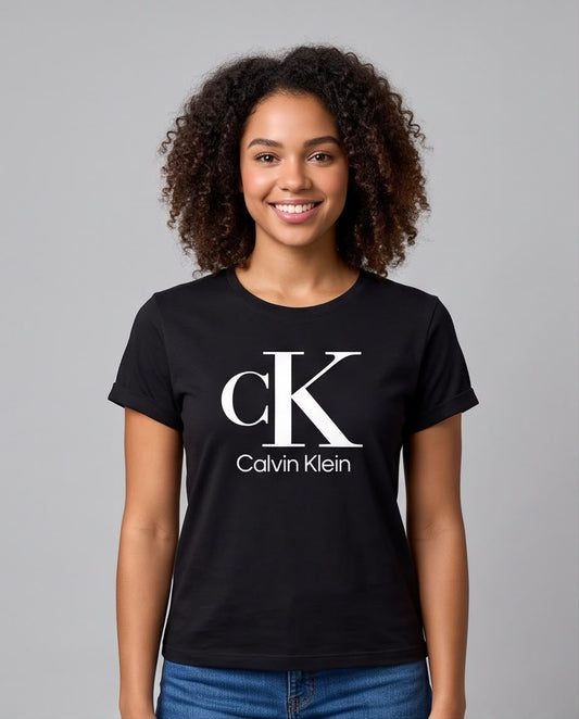 Camiseta negra Calvin Klein cK blanco, vista frontal