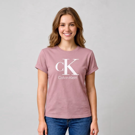 Camiseta rosa viejo Calvin Klein en look casual al aire libre