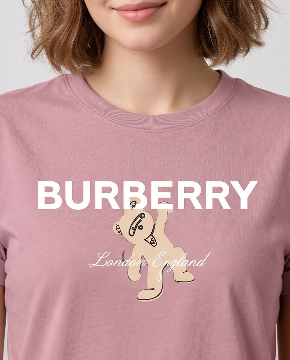 Vista lateral de camiseta rosa viejo Burberry oso