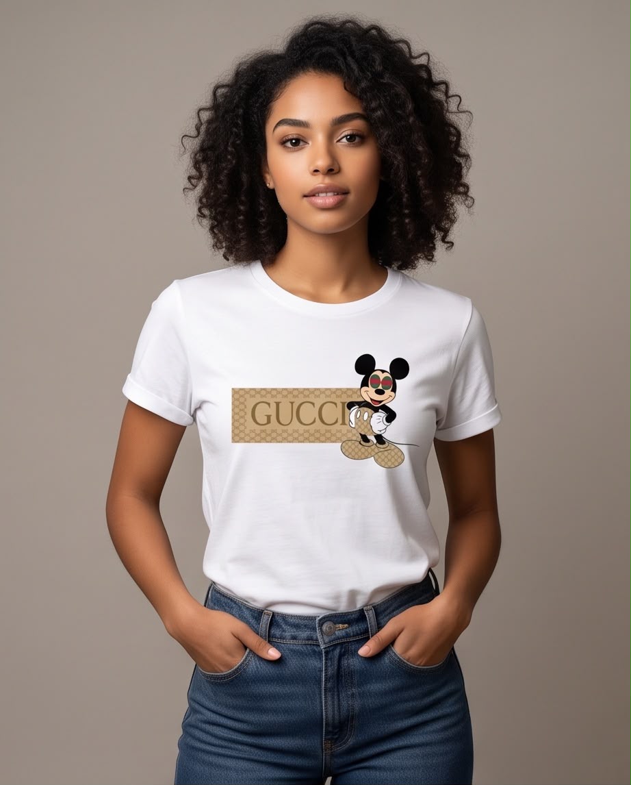 Camiseta blanca Gucci y Mickey en look casual sentada