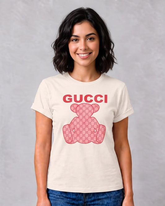 Camiseta vainilla Gucci oso rosa en look exterior
