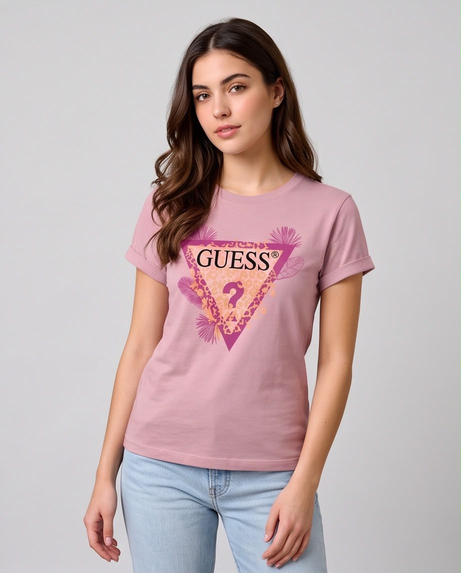 Camiseta rosa viejo Guess en look casual sentada