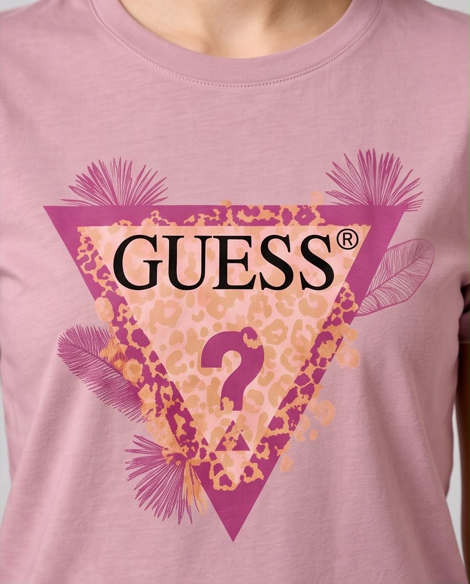 Camiseta rosa viejo Guess triángulo animal y hojas, vista frontal