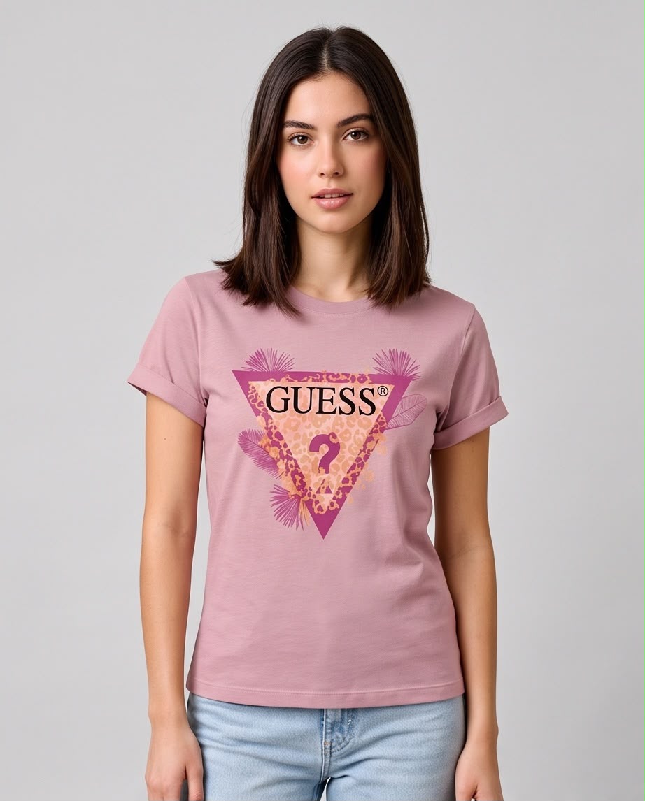 Camiseta rosa viejo Guess en look de pie