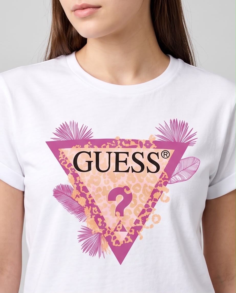 Camiseta blanca Guess en look exterior con jeans claros