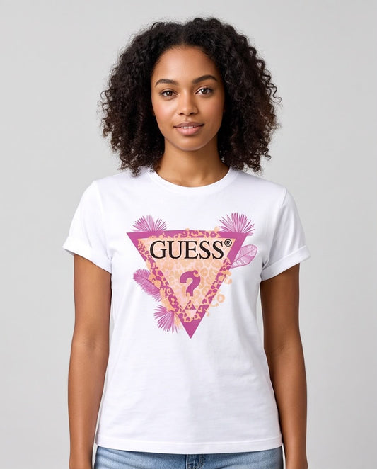 Detalle de estampado Guess triángulo animal sobre blanco