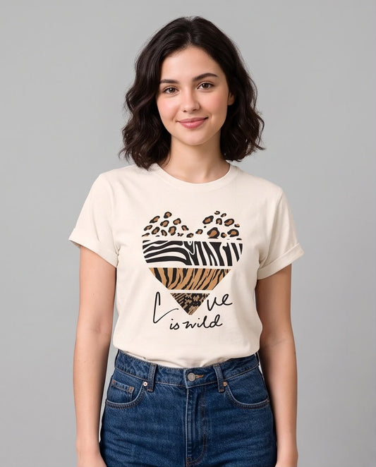 Vista lateral de camiseta vainilla Love is wild