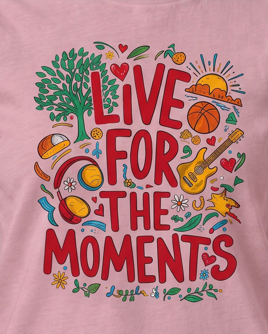 Camiseta rosa viejo Live For The Moments en look casual sentado