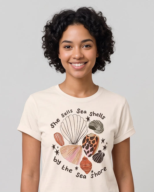 Detalle del estampado de conchas y frase She Sells Sea Shells by the Sea Shore