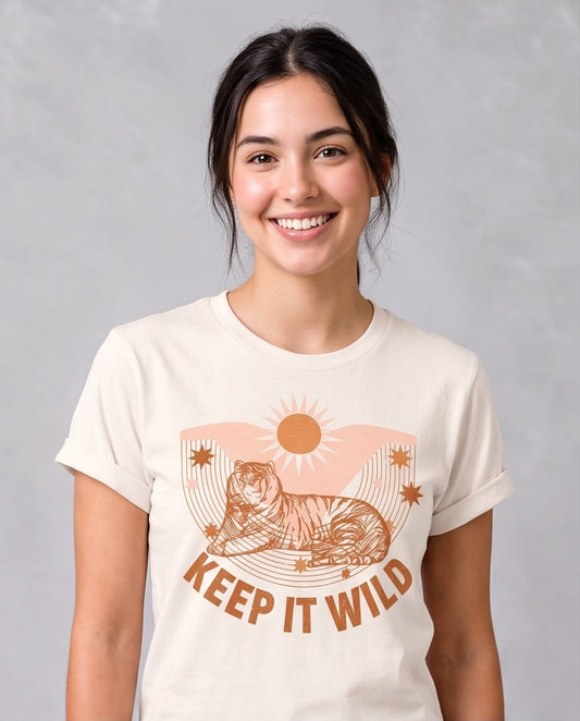 Camiseta vainilla Keep It Wild en look casual con shorts