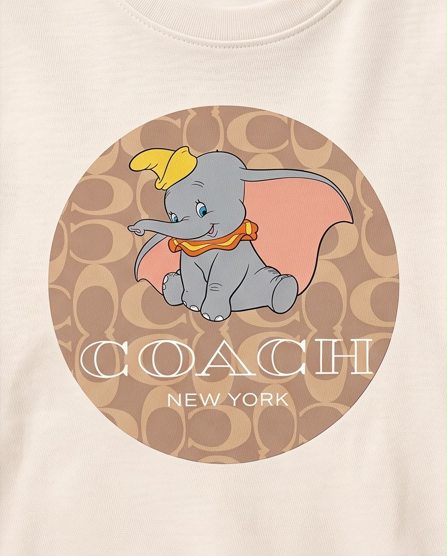 Camiseta crema de mujer con elefantito Coach New York, look completo