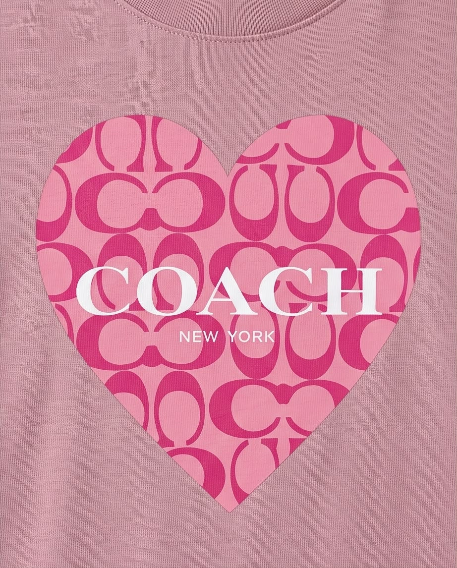 Camiseta rosa viejo para mujer con corazón Coach New York, vista de cuerpo entero