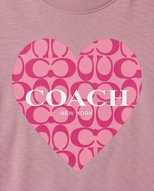 Camiseta rosa viejo para mujer con corazón Coach New York, vista de cuerpo entero