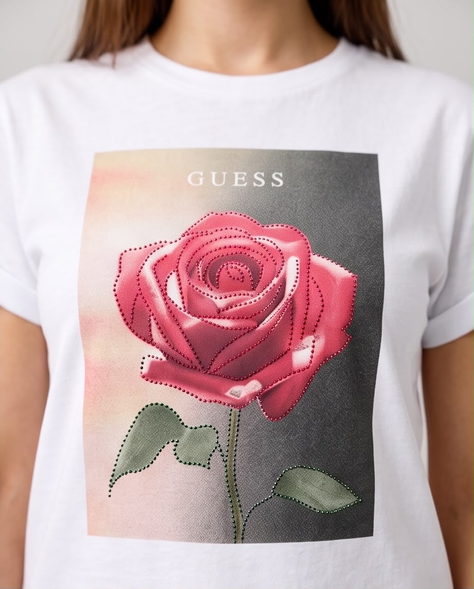 Camiseta blanca Guess rosa sobre fondo degradado para mujer, vista frontal