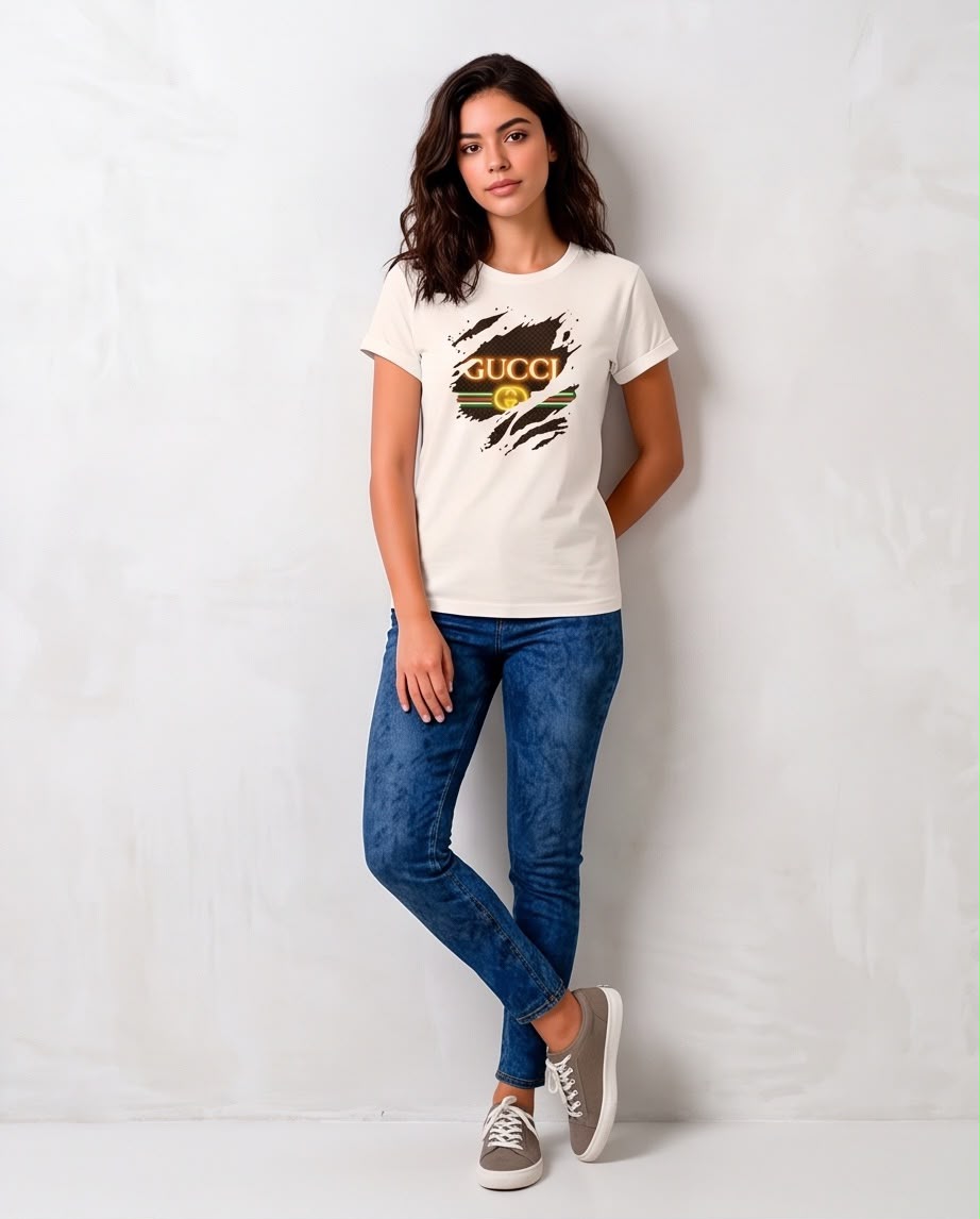 Camiseta marfil Gucci pinceladas y logo dorado para mujer, vista frontal