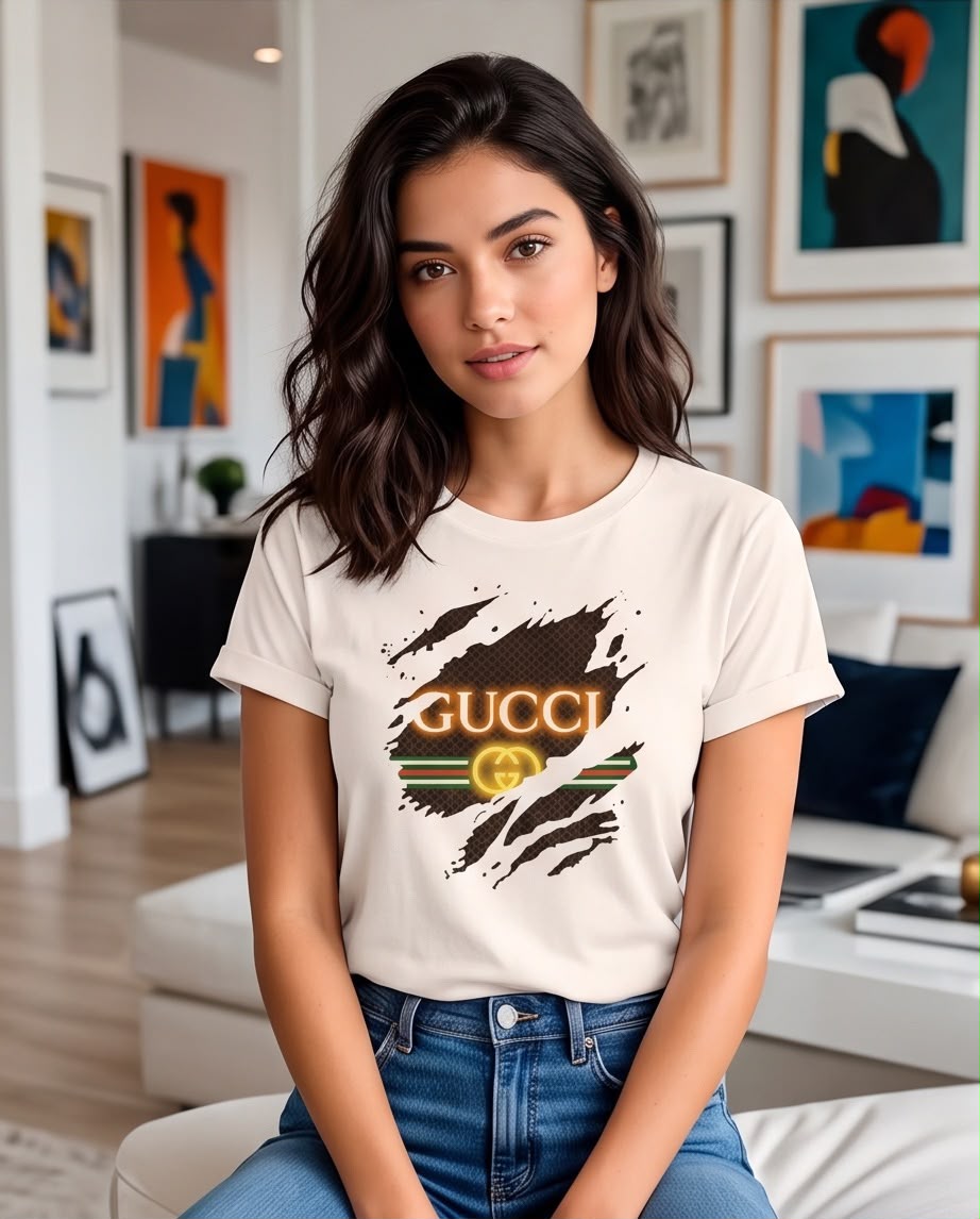 Camiseta marfil Gucci logo brillante para mujer, modelo sentada en interior