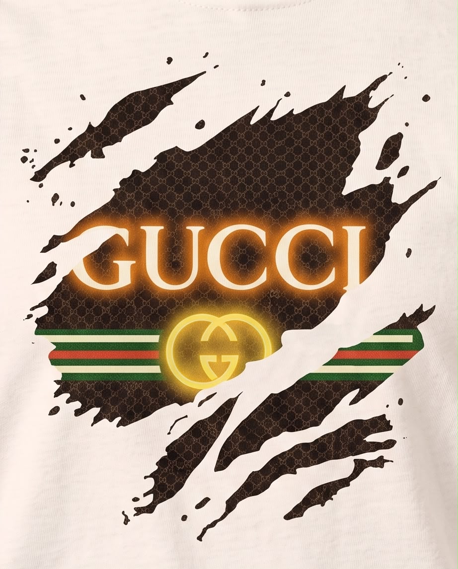 Detalle del estampado GUCCI dorado con pinceladas oscuras y franjas verde roja