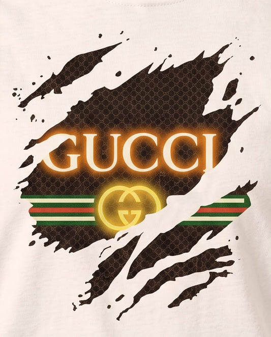 Detalle del estampado GUCCI dorado con pinceladas oscuras y franjas verde roja