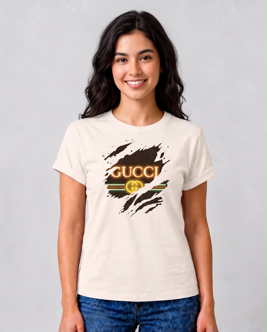 Camiseta marfil Gucci logo rasgados para mujer, vista de cuerpo completo