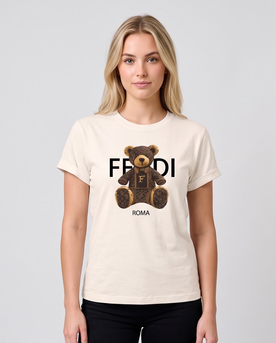 Camiseta marfil Fendi Roma oso marrón, modelo sentada en exterior