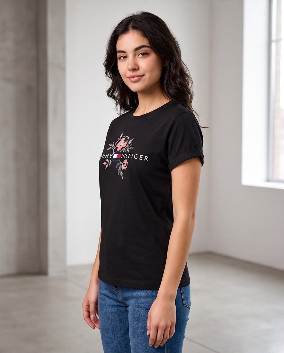 Camiseta negra Tommy Hilfiger logo floral rosa para mujer, modelo en exterior