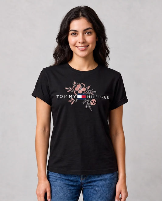 Camiseta negra Tommy Hilfiger flores rosadas para mujer, vista frontal