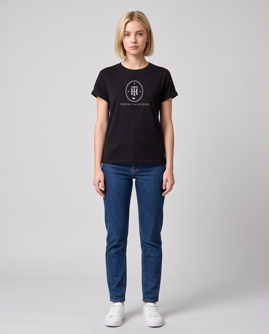 Camiseta negra Tommy Hilfiger con emblema TH, modelo con jeans