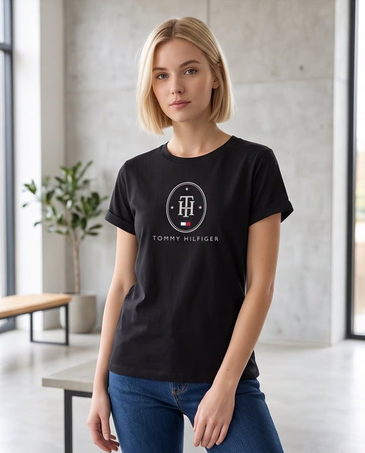 Camiseta negra Tommy Hilfiger monograma TH ovalado para mujer, modelo en interior