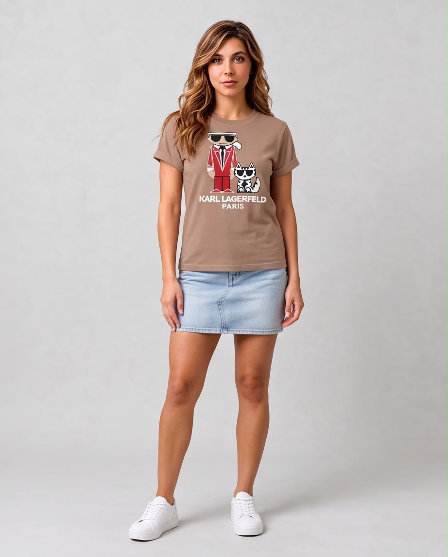 Camiseta camel Karl Lagerfeld personaje y gato, modelo de frente con jeans