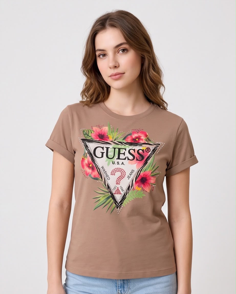 Detalle del estampado GUESS U.S.A. con hibiscos rosados y hojas verdes
