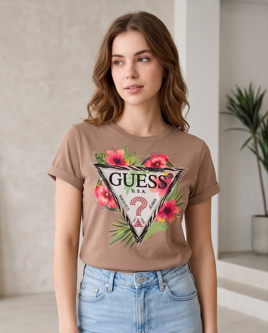 Camiseta camel Guess triángulo floral con hibiscos para mujer, vista en interior