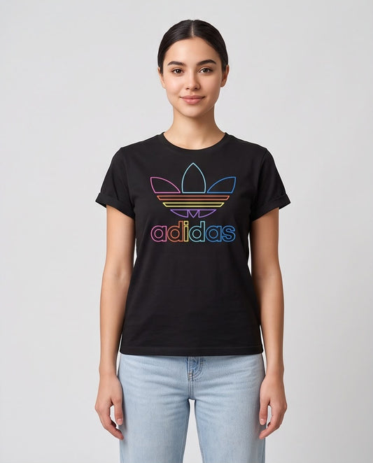 Camiseta negra adidas con logo multicolor para mujer, vista frontal