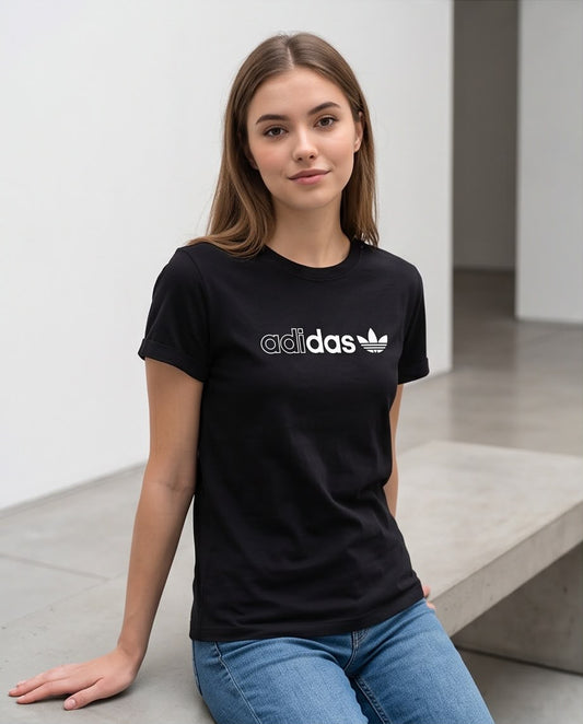 Camiseta negra de mujer con logo adidas blanco y trébol Trefoil, vista frontal